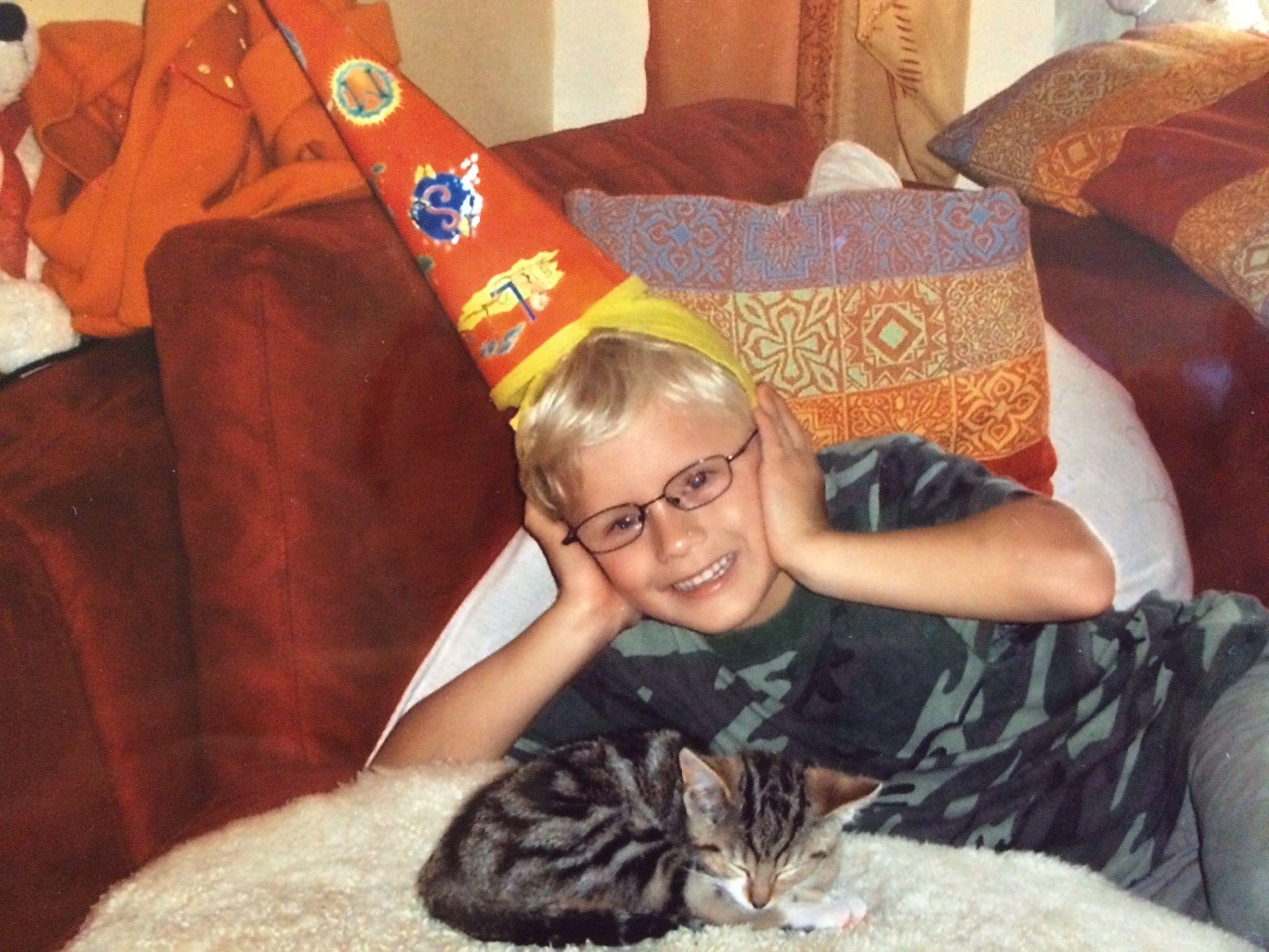 Warum nicht einfach mal als Hut verwenden? Oliver Häupler aus Allersberg weiß, wie er mit seiner Schultüte umzugehen hat.