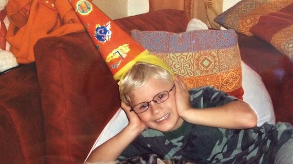 Warum nicht einfach mal als Hut verwenden? Oliver Häupler aus Allersberg weiß, wie er mit seiner Schultüte umzugehen hat.