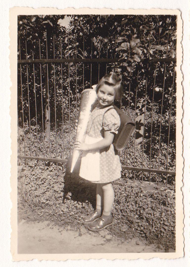 Gertrud Schmidt aus Emskirchen schaut sich ihr Foto mit Schultüte auch heute noch gern an. Am 1. September 1954 wurde sie in Diespeck/Aisch eingeschult. "Das Bild vom Fotografen wurde wohl einige Tage später gemacht."