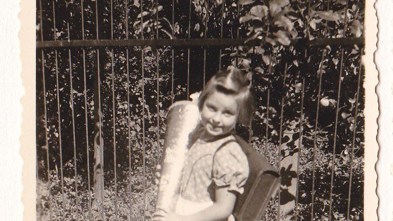 Gertrud Schmidt aus Emskirchen schaut sich ihr Foto mit Schultüte auch heute noch gern an. Am 1. September 1954 wurde sie in Diespeck/Aisch eingeschult. "Das Bild vom Fotografen wurde wohl einige Tage später gemacht."