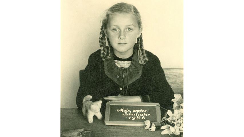 60 Jahre ist es her, dass Ursula Decker (geb. Pertl) ihren ersten Schultag im Schulhaus "Am Schlossplatz" in Altdorf bei Nürnberg feiern durfte. "Die erste Lehrerin war damals Frau Pirner. Unsere Klassenstärke betrug circha 45 Schülerinnen (Mädchenklasse)."