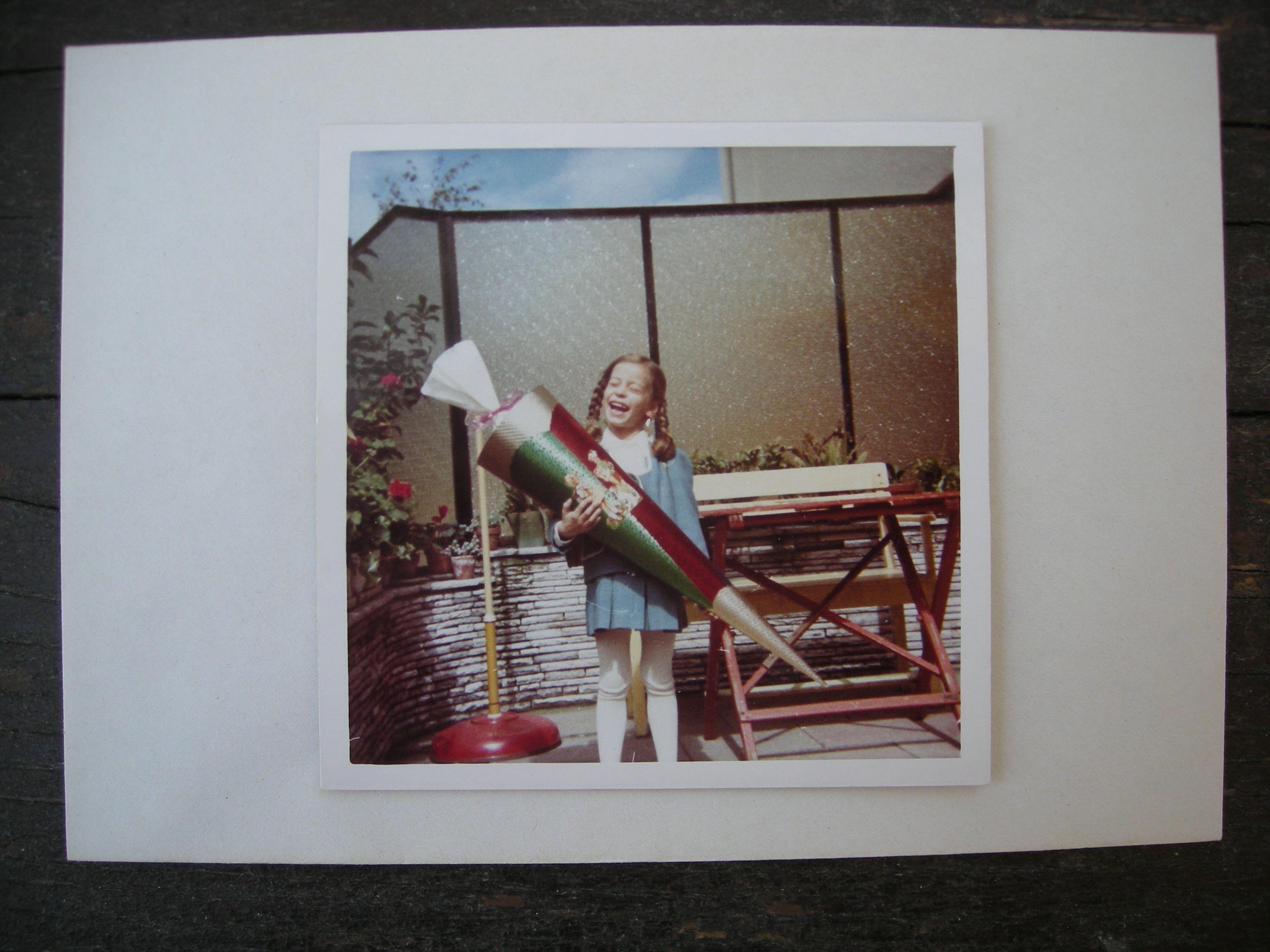 "Meine Schultüte war größer als ich und so schwer, dass meine Oma sie auf dem Schulweg tragen musste", erinnert sich Sabine Schlöffel noch heute gerne an ihren ersten Schultag im September 1966 an der Volksschule Schweinauer Strasse 20. "Noch heute habe ich Kontakt zu Freundinnen aus dieser ersten Klasse."