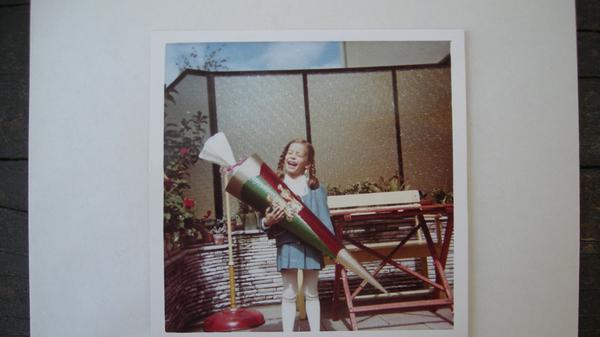 "Meine Schultüte war größer als ich und so schwer, dass meine Oma sie auf dem Schulweg tragen musste", erinnert sich Sabine Schlöffel noch heute gerne an ihren ersten Schultag im September 1966 an der Volksschule Schweinauer Strasse 20. "Noch heute habe ich Kontakt zu Freundinnen aus dieser ersten Klasse."