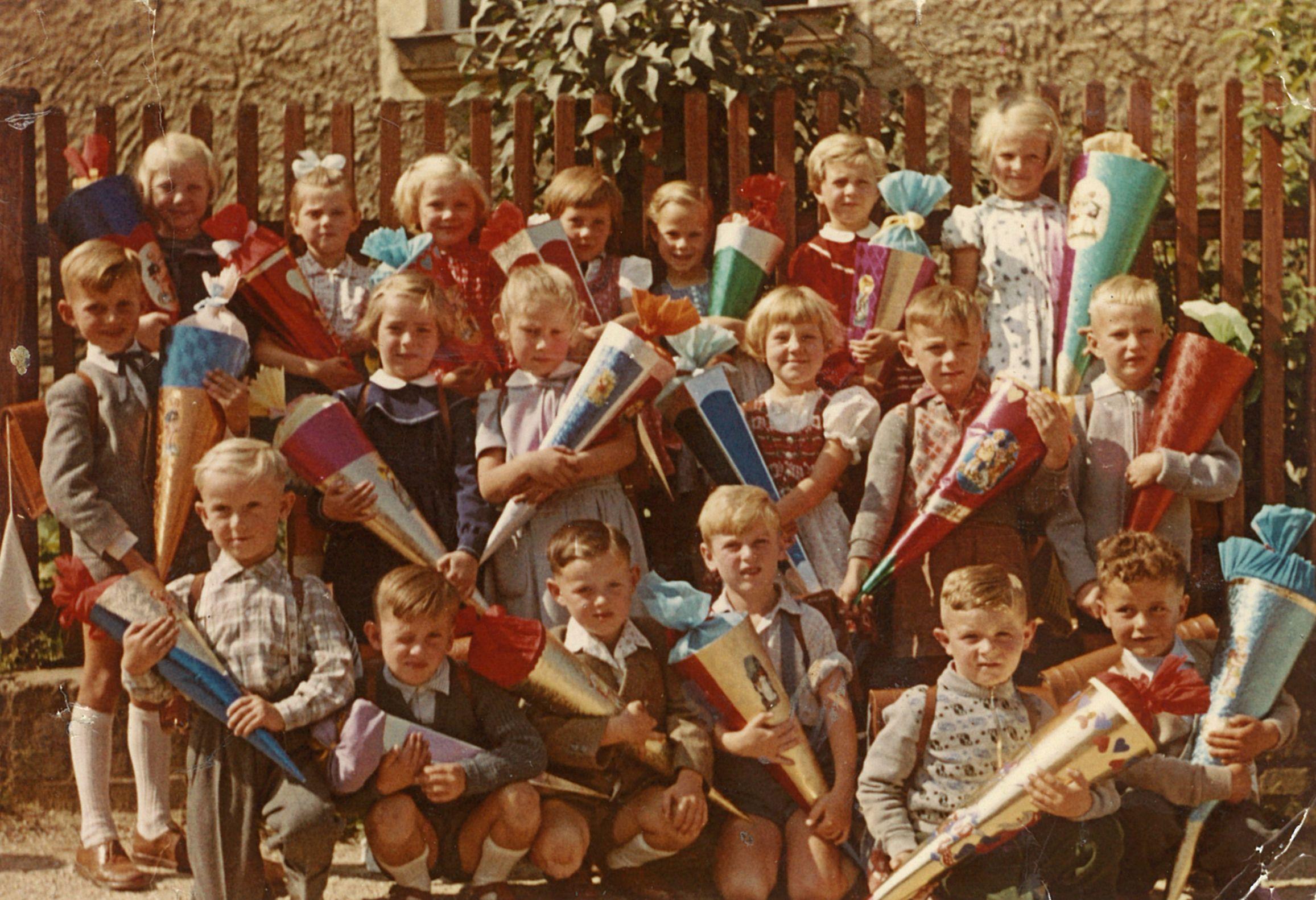 Hans-Peter Hubmann zeigt dieses Foto vom ersten Schultag 1958 in Hartmannshof.