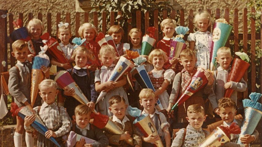 Hans-Peter Hubmann zeigt dieses Foto vom ersten Schultag 1958 in Hartmannshof.