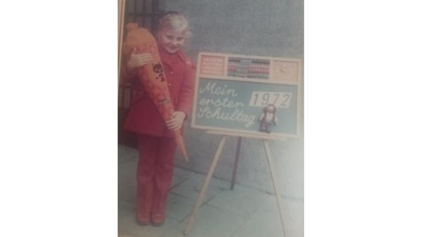 Marion König erinnert sich noch gut an ihren ersten Schultag in der Bielingschule in Nürnberg: "Die Lehrerin hieß Frau Hubrich und malte einen Kasper an die Tafel. Das Foto machte ein Fotograf vor der Schule. Danach fuhr ich mit meinen Eltern zu meinen Großeltern." Den Hosenanzug hatte Marion König von ihrer Cousine geerbt.
