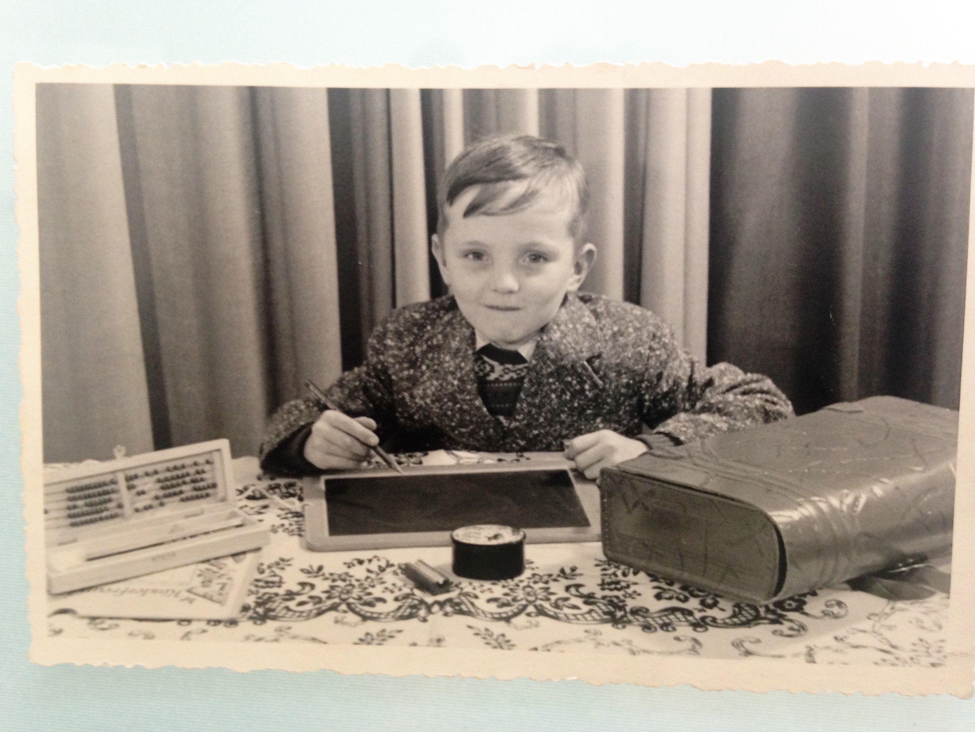 Manfred Gutbrod hatte die Chef-Pose schon als Erstklässler drauf. Der gebürtige Nürnberger, der heute in Fürth wohnt, wurde im September 1956 eingeschult.