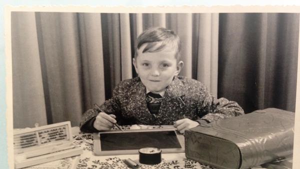 Manfred Gutbrod hatte die Chef-Pose schon als Erstklässler drauf. Der gebürtige Nürnberger, der heute in Fürth wohnt, wurde im September 1956 eingeschult.