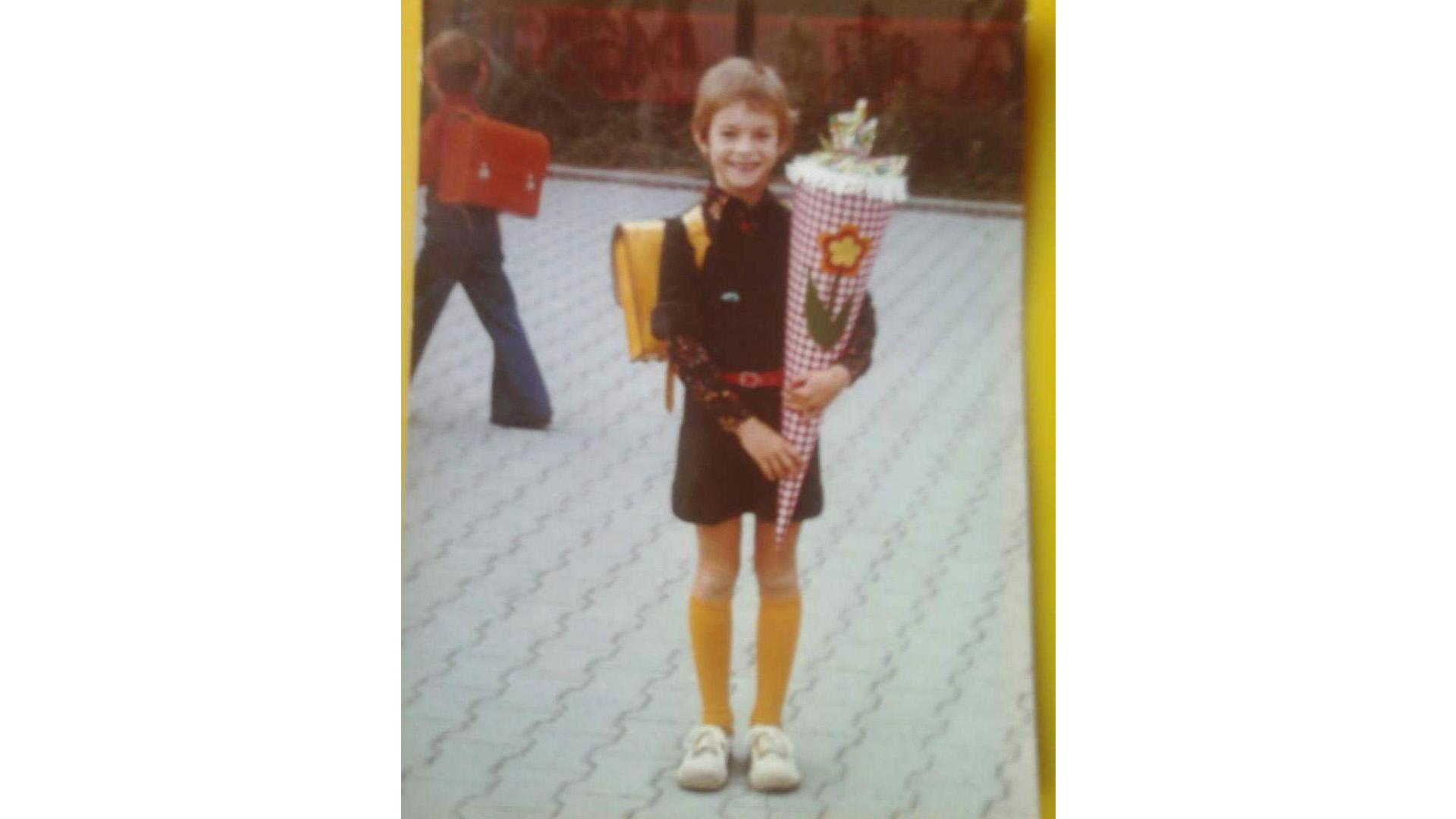 Schön, wenn man über sich selbst lachen kann. "Ohne Worte!", schrieb Anouschka Gläser zu ihrem Einschulungsfoto, das sie mit "Größte Tüte, storchigste Beine" betitelte.