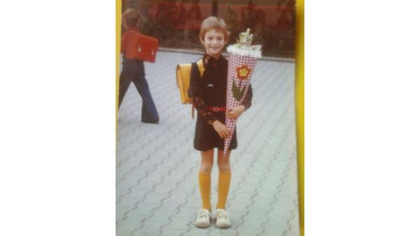 Schön, wenn man über sich selbst lachen kann. "Ohne Worte!", schrieb Anouschka Gläser zu ihrem Einschulungsfoto, das sie mit "Größte Tüte, storchigste Beine" betitelte.