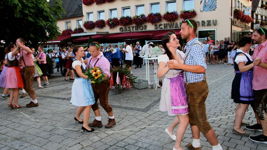 Die Kirchweih in Ebermannstadt ist vorbei. Zehn Paare drehten sich beim Betzenaustanzen – reichlich versorgt mit Sekt, Bier und Schnaps bei knackigen 30 Grad 30 Minuten im Kreis.