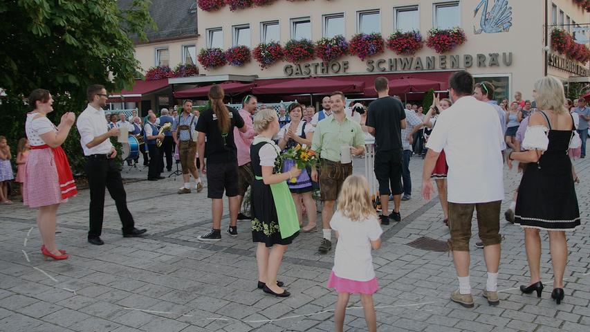 Die Kirchweih in Ebermannstadt ist vorbei. Zehn Paare drehten sich beim Betzenaustanzen – reichlich versorgt mit Sekt, Bier und Schnaps bei knackigen 30 Grad 30 Minuten im Kreis.