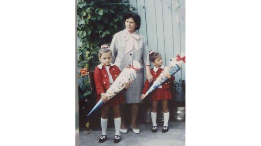 Zwei Schultüten sind besser als eine: Ingrid Müller aus Roth posiert am ersten Schultag im September 1967 mit ihrer Zwillingsschwester und ihrer Mutter.