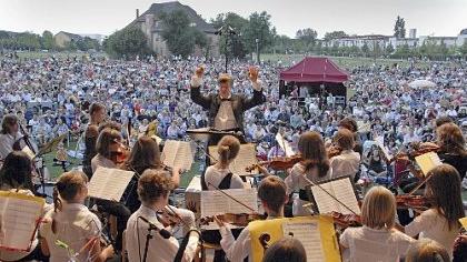 Riesenandrang: Die Jungen Streichhölzer verwöhnten die Zuhörermenge nicht nur mit klassischer Musik, sondern auch mit Liedern aus der Filmgeschichte wie der Melodie aus «Die Glorreichen Sieben». Riesenandrang: Die Jungen Streichhölzer verwöhnten die Zuhörermenge nicht nur mit klassischer Musik, sondern auch mit Liedern aus der Filmgeschichte wie der Melodie aus «Die Glorreichen Sieben».