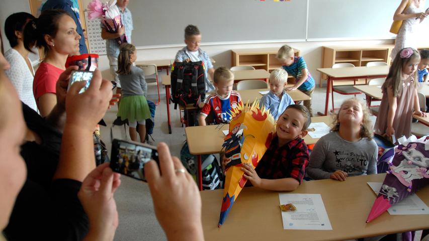 Die Carl-Platz-Schule in Herzogenaurach und die Grundschule in Weisendorf begrüßten am Dienstag ihre neuen Erstklässler. Strahlende Augen und riesige Schultüten waren keine Seltenheit - dazu gab es ein einfallsreiches und buntes Rahmenprogramm zur Begrüßung, das Freude auf die kommende Jahre machte.