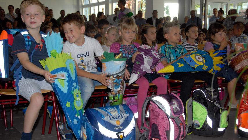 Die Carl-Platz-Schule in Herzogenaurach und die Grundschule in Weisendorf begrüßten am Dienstag ihre neuen Erstklässler. Strahlende Augen und riesige Schultüten waren keine Seltenheit - dazu gab es ein einfallsreiches und buntes Rahmenprogramm zur Begrüßung, das Freude auf die kommende Jahre machte.