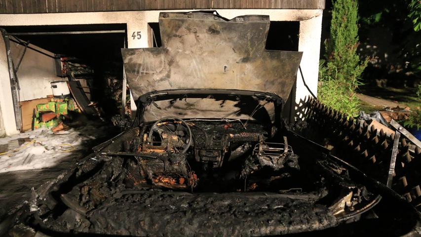 Technischer Defekt: Auto geht in Garage in Flammen auf