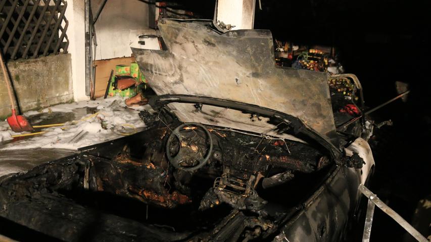 Wohl wegen eines technischen Defektes ging am Dienstagabend in Erlangen ein abgestelltes Auto in seiner Garage in Flammen auf. Das Fahrzeug brannte völlig aus.