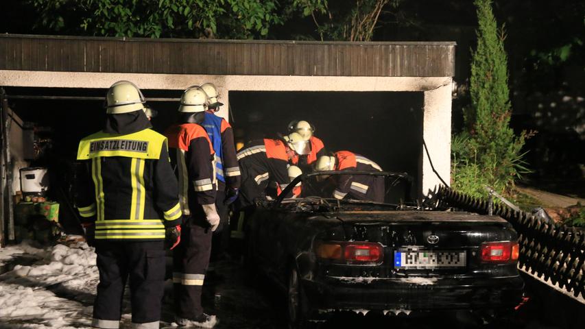 Wohl wegen eines technischen Defektes ging am Dienstagabend in Erlangen ein abgestelltes Auto in seiner Garage in Flammen auf. Das Fahrzeug brannte völlig aus.