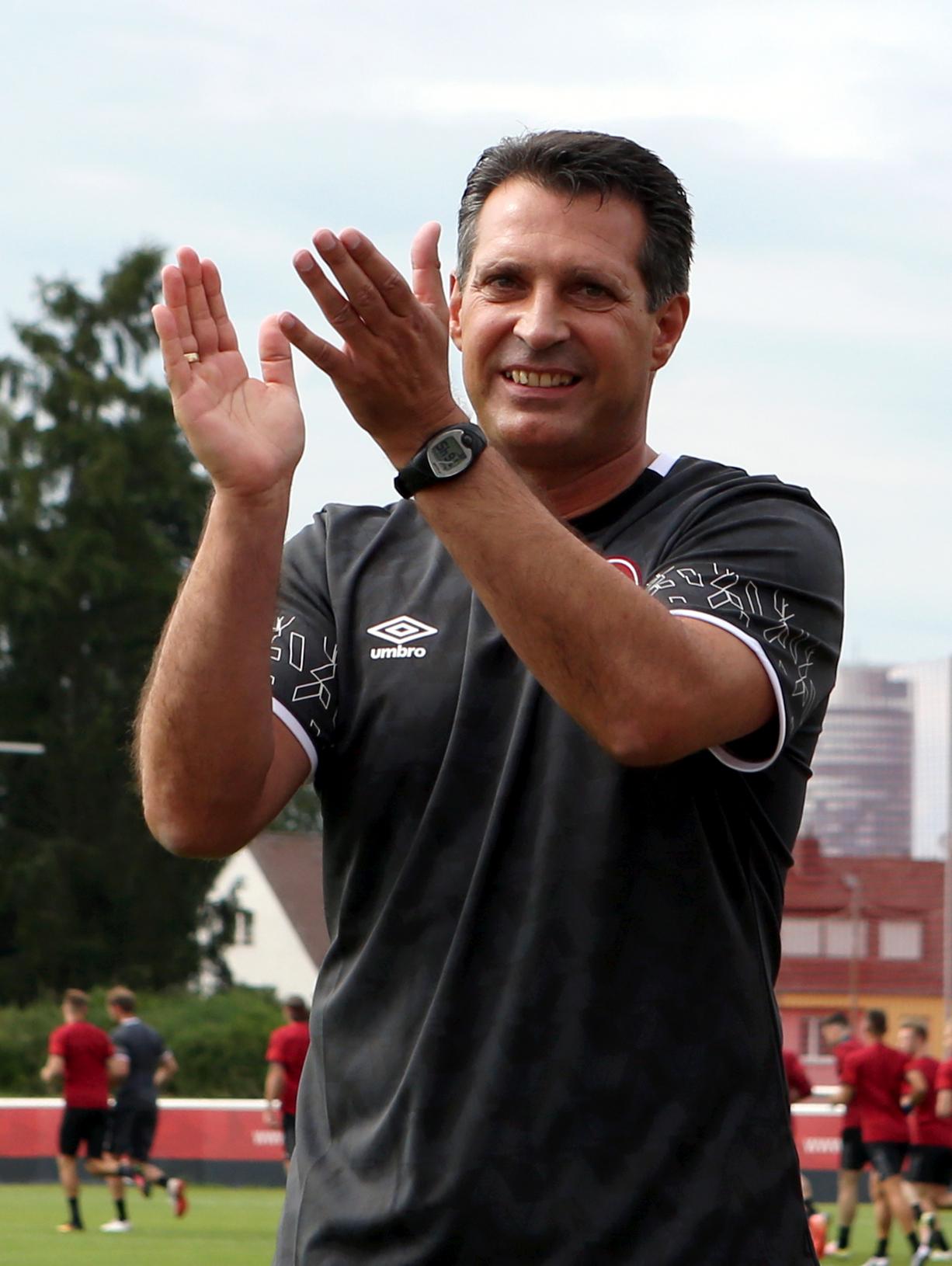 "Da kommt unser Trainer!" Alois Schwartz war sichtlich überrascht, wie man als Trainer in Nürnberg angenommen wird. Auch beim Trainingsauftakt kurz nach seiner Vorstellung wurde der 49-Jährige von rund 1000n Club-Anhänger herzlichst empfangen. "Das hier", schwärmte Schwartz, "ist richtig geil."