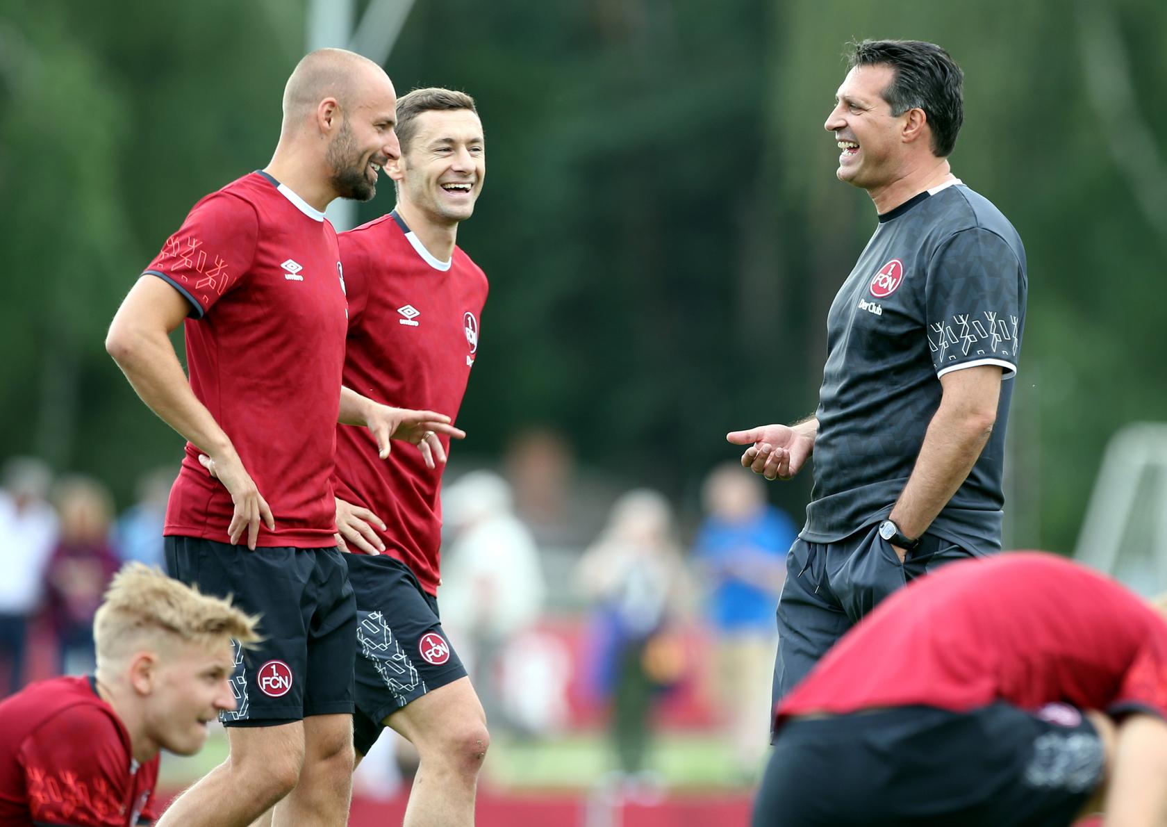 Auch die Spieler des FCN hatten Spaß mit dem Trainer. Das erste Training lief noch locker ab. Kein Wunder also, dass die Spieler noch lachen konnten.