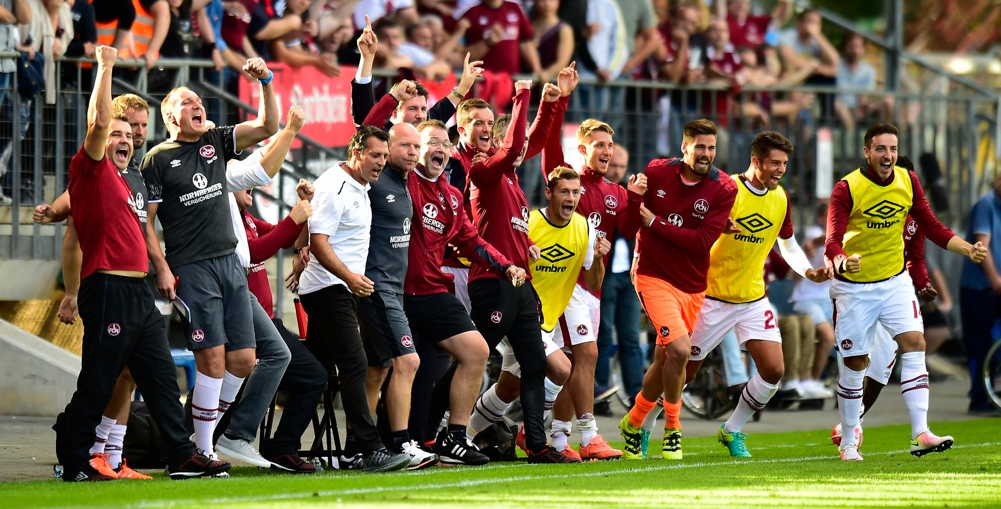 Im Pokal gegen den Regionalligisten Viktoria Köln war es dann so weit. Im Elfmeterschießen setzte sich der Club nach durchwachsener Leistung durch, der erste Pflichtspielsieg für Alois Schwartz. Bezeichnend, dass dieser gegen einen Regionalligisten gelang und der zweite Sieg mehr als sieben Wochen auf sich warten ließ. Aber eins nach dem anderen ...