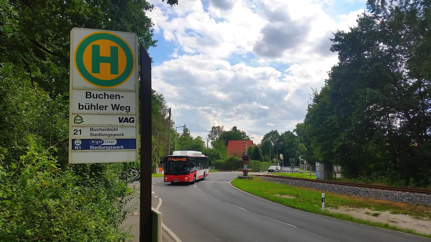 Nach dem Konzept der VAG-Planer sollte mit der Auflösung der Ringlinie auch die Bushaltestelle Buchenbühler Weg wegfallen, weil sie kaum genutzt wird. Letztlich haben sich jetzt die Stadtteilbewohner durchgesetzt. Nach dem Konzept der VAG-Planer sollte mit der Auflösung der Ringlinie auch die Bushaltestelle Buchenbühler Weg wegfallen, weil sie kaum genutzt wird. Letztlich haben sich jetzt die Stadtteilbewohner durchgesetzt.