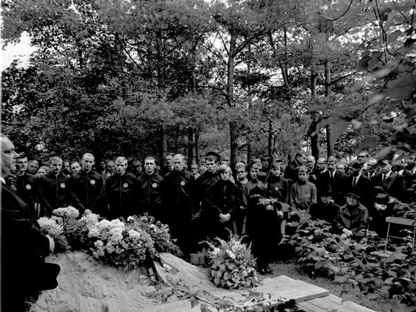 Die letzte Ruhestätte umgab ein Meer von Kränzen und Blumen. Die letzte Ruhestätte umgab ein Meer von Kränzen und Blumen.