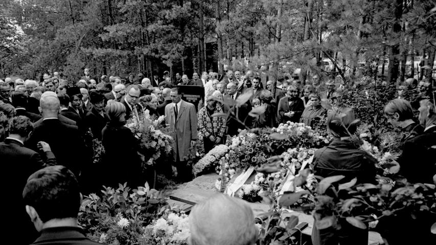 Eine riesige Menschenmenge gab Heiner Stuhlfauth auf dem Weg zu seiner letzten Ruhestätte das Geleit. 
 
  Hier geht es zum Artikel vom 15. September 1966: Letztes Geleit für Heiner Stuhlfauth .