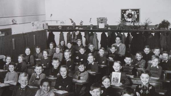 Gerhard Clemenz wurde im September 1953 in der damaligen Prinzregentenschule in Erlangen am Langemarckplatz eingeschult. Ganz hinten im Bild ist seine Lehrerin, "Fräulein Hegewald", zu sehen. "Damals war das ein ganz normaler Tag, nicht vergleichbar mit eventartigen Veranstaltungen heute", sagt Clemenz. "War es besser oder schlechter? Weiß ich nicht so genau, ganz schlecht kann es nicht gewesen sein, wie die fröhlichen Gesichter zeigen."