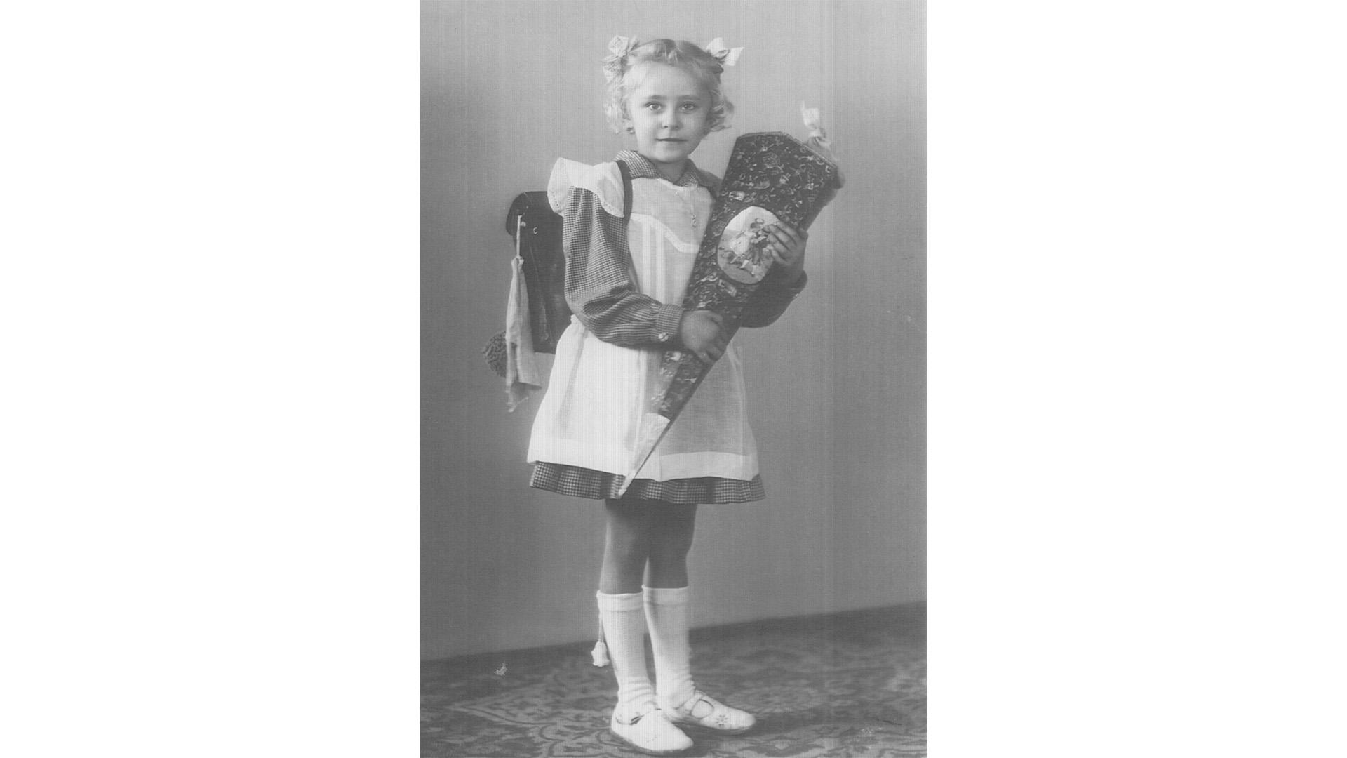 Renate Beyerlein (geb. Heimerl) feierte ihren großen Tag 1943. Mit der Schultüte in der Hand ging sie in Weipert im Sudetenland in die erste Klasse. Motiv: Einschulung 1943 (Sudetenland) - NN-Leserfoto: Renate Beyerlein