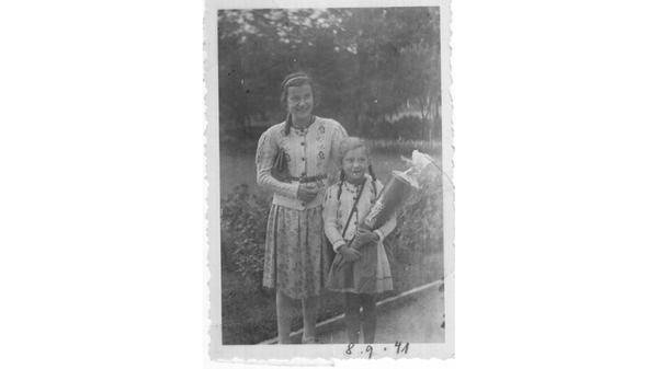 Ingrid Höreth aus Nürnberg - hier mit ihrer älteren Schwester - wurde 1941 in der Wiesenstraße eingeschult: "Es gab eine Mädchenklasse und eine Bubenklasse mit jeweils 30 bis 35 Kindern. Meine Lehrerin hieß Bauer und der Lehrer der Buben hieß May. Er wurde nach wenigen Tagen eingezogen und wir wurden zusammengelegt. Jetzt waren wir 60 bis 70 Kinder und mussten zusammenrücken. Bald war es ganz aus, denn es gab die 'Kinderlandverschickung'. Ich konnte erst 1947 wieder in die Schule gehen."