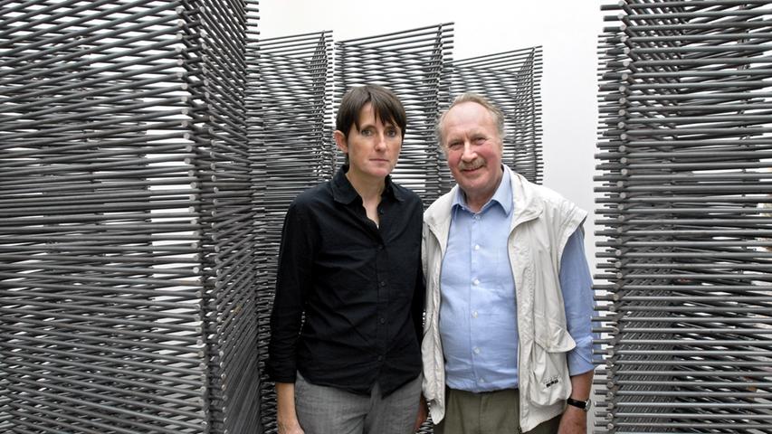 Auch die jüngeren und jungen Künstler aus der Region liegen Hansfried Defet bis heute am Herzen. Hier ist er mit Gisela Kleinlein in ihrer Ausstellung 2006 im Neuen Museum zu sehen, die auch durch ihn möglich wurde.