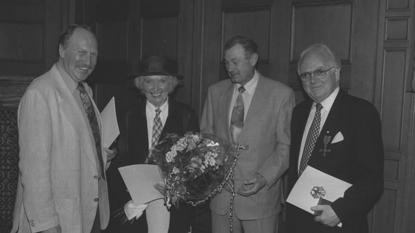 Für ihr Kunst-Engagement erhielten Marianne und Hansfried Defet das Verdienstkreuz aus den Händen des damaligen bayerischen Innenministers Günther Beckstein (2. von rechts).