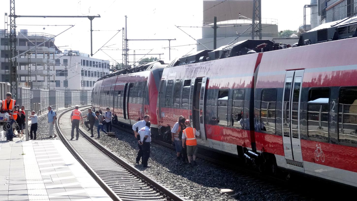 Wegen eines Oberleitungsschadens im Erlanger Bahnhof wurde der Regionalverkehr zwischen Nürnberg und Forchheim komplett eingestellt.