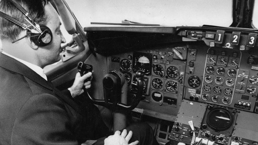 Verwirrend ist die Vielzahl der Apparaturen für den Piloten im Cockpit der Boeing 727. Das Fluganzeigegerät (weißer Ball) vermittelt ihm ständig ein Bild über Anflug- und Landeverlauf.
  Hier geht es zum Artikel vom 18. September 1966: Landung ohne Piloten.