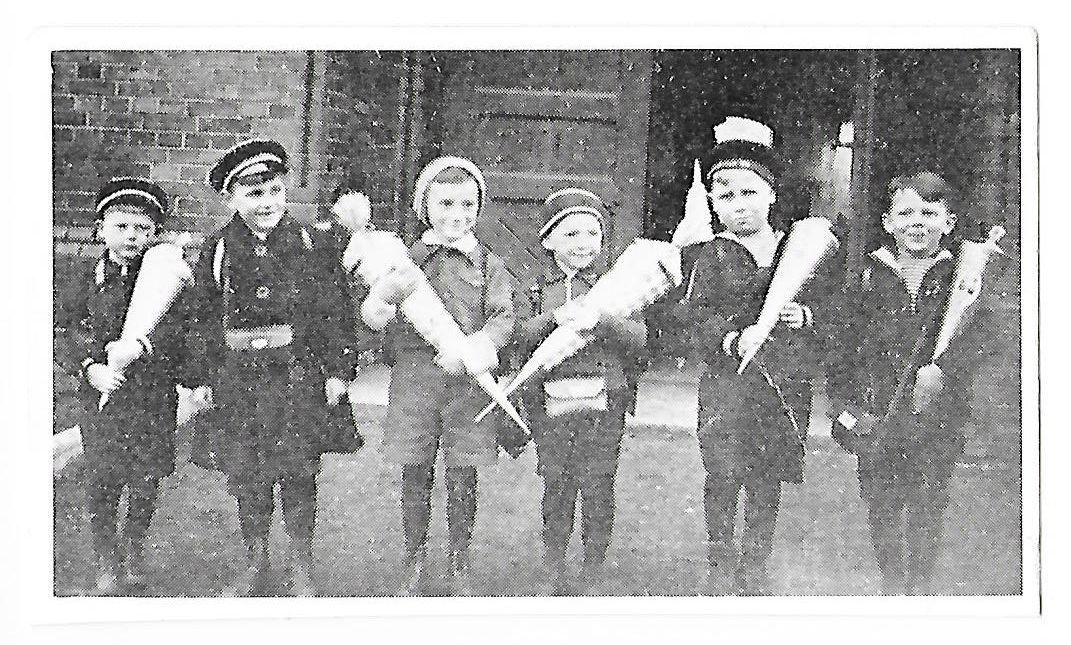 Für Werner Baum aus Treuchtlingen (rechts im Bild) begann das Schuljahr 1940 nach Ostern. Mit seinen Freunden besuchte er die Evangelische  Schule in der Schulstraße in Trachenberg/Schlesien.