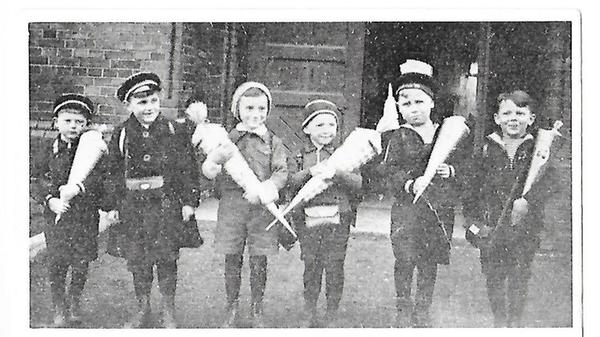 Für Werner Baum aus Treuchtlingen (rechts im Bild) begann das Schuljahr 1940 nach Ostern. Mit seinen Freunden besuchte er die Evangelische Schule in der Schulstraße in Trachenberg/Schlesien.