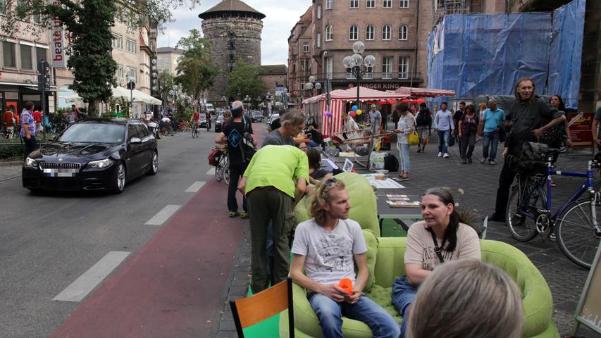 Wie könnte eine Stadt aussehen, wenn auf den Parkplätzen keine Blechkisten mehr stünden, sondern Menschen sich treffen würden? Der internationale Parking Day möchte Alternativen zeigen — auch in Nürnberg.