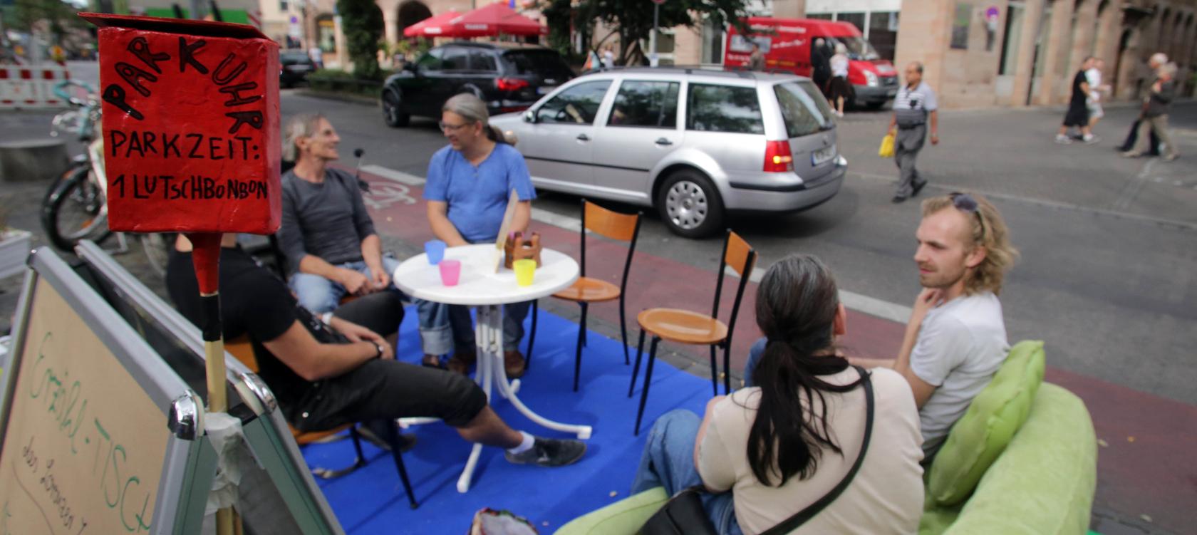 Der Hintergrund ist ernst: Die Flächen, die tagtäglich von Autos zugestellt werden, könnte man anders nutzen.