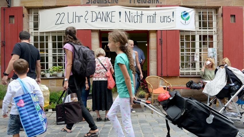 Am Waagplatz ist der Lärmstreit spürbar: Der Altstadtverein protestiert mit einem Plakat vor der Freibank gegen den vom Gericht verkürzten Ausschank...