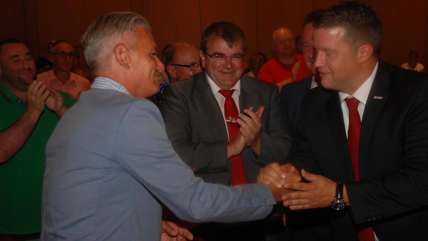 Carsten Träger (re.) nimmt nach seiner Wahl die Glückwünsche der SPD-Spitze entgegen. Auf unserem Bild gratuliert der Fürther Kreischef der Partei, Horst Arnold.