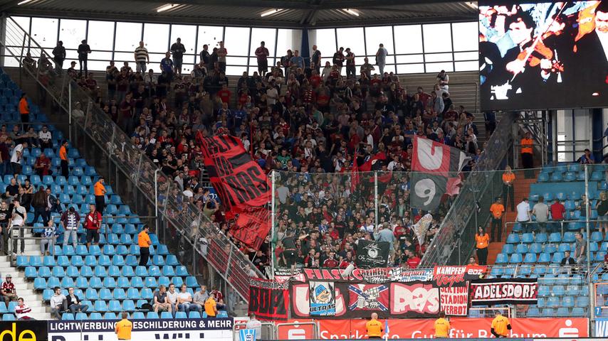 Über tausend Club-Anhänger hatten sich mit ihren Lieblingen auf den Weg gemacht, um den FCN zum ersten Liga-Sieg zu peitschen. Unterstützt wurden die Schlachtenbummler des Altmeisters in Bochum von Fans des anderen Altmeisters aus dem benachbarten Gelsenkirchen. Schalke und der FCN!