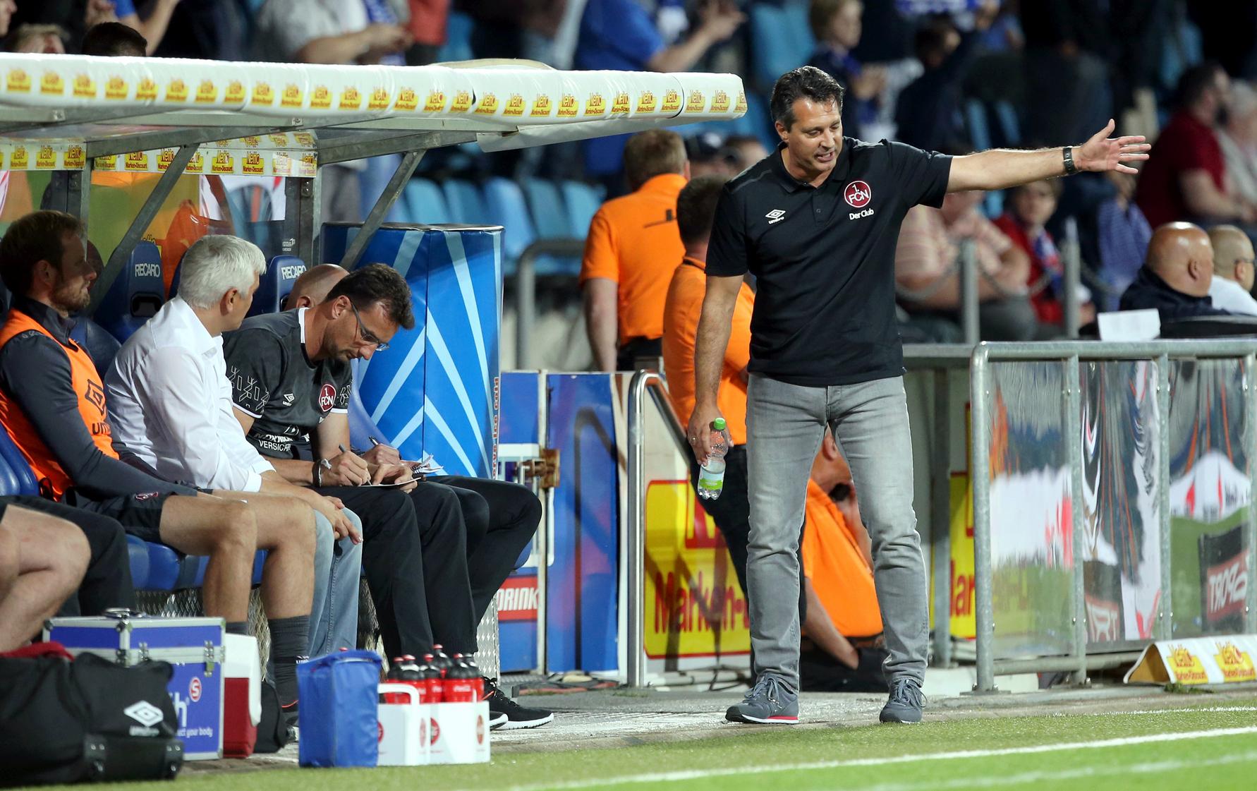 Es folgten Niederlagen gegen 1860 München und beim VfL Bochum. Das 4:5 in einer wilden Partie im Ruhrgebiet zeigte, dass der FCN defensiv enorme Probleme hatte - die Moral in der Mannschaft allerdings stimmte. Trotz 0:2, 1:3 und 3:5 ließ sich das Team nich hängen. Ein Signal, das gerade in der Woche vor dem Frankenderby wichtig war.