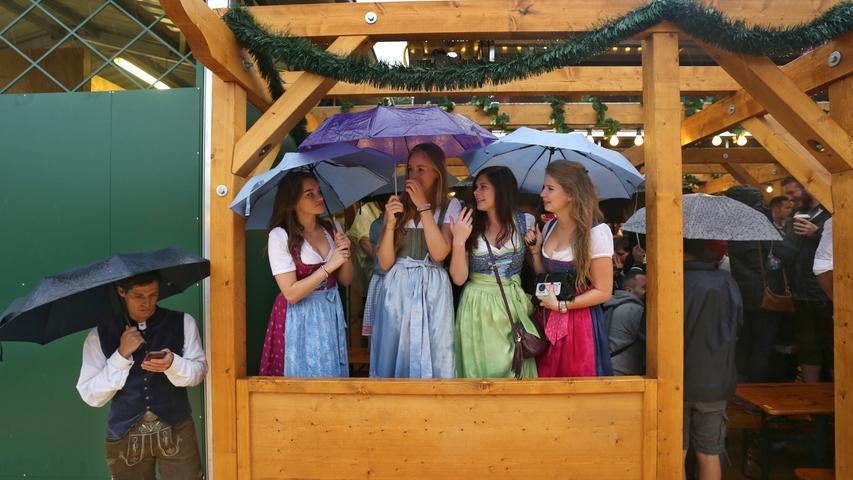 Dirndl, Durst und Dauerregen beim 183. Oktoberfest in München