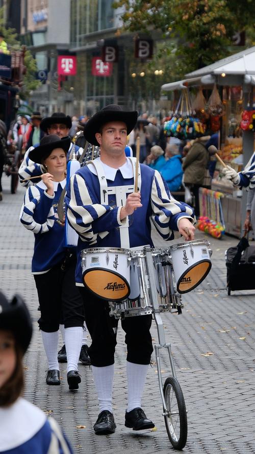 Trachten, Rösser, Oldtimer:  So war der Festzug zum Altstadtfest 