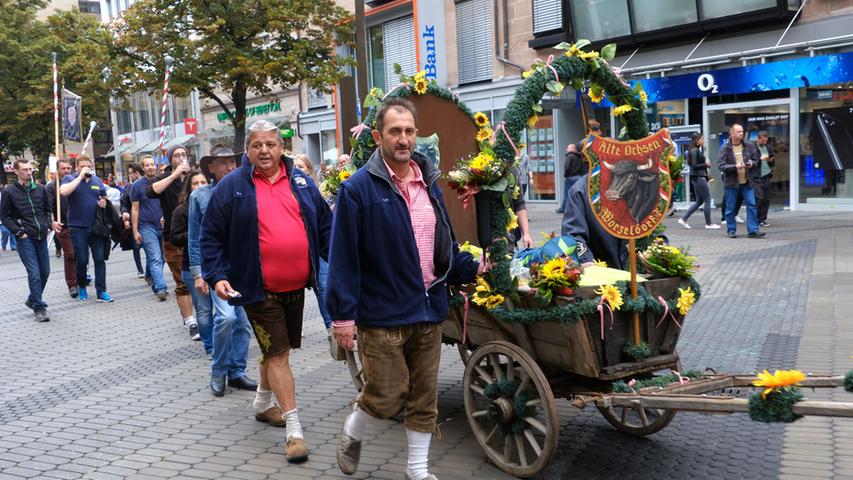 Trachten, Rösser, Oldtimer:  So war der Festzug zum Altstadtfest 