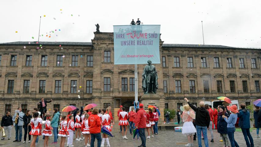 Theater begeistert mit Flashmob auf Erlanger Schlossplatz 