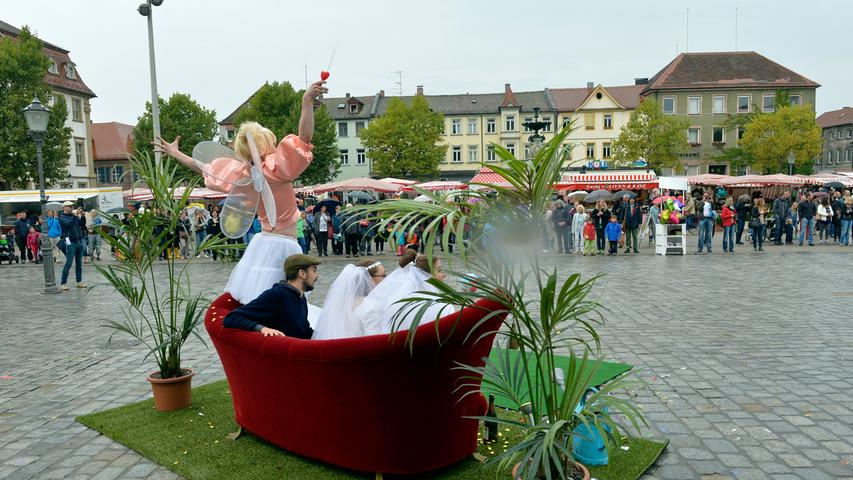 Theater begeistert mit Flashmob auf Erlanger Schlossplatz 