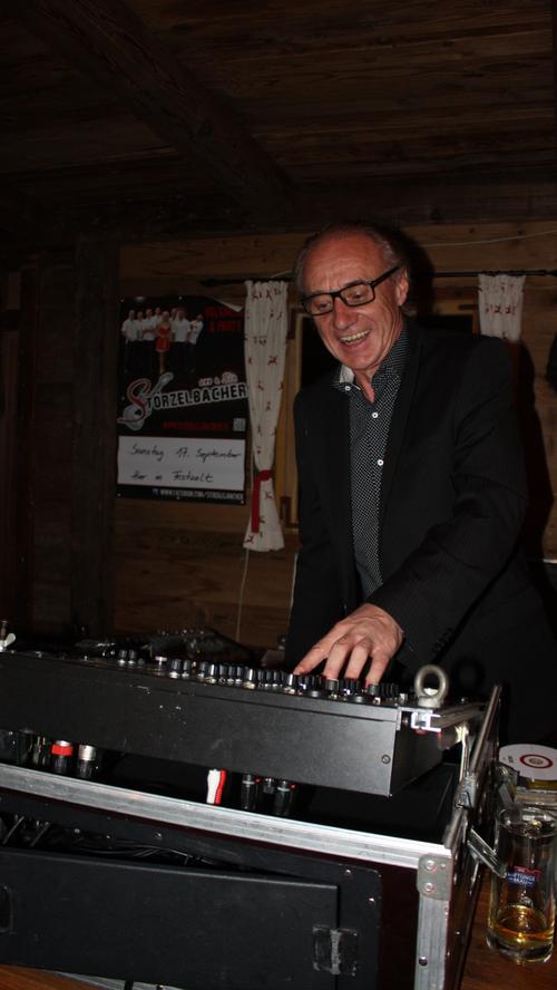 In der Erdinger Hütte sorgte unter anderem DJ Bernhard Bahls für eine volle Tanzfläche.